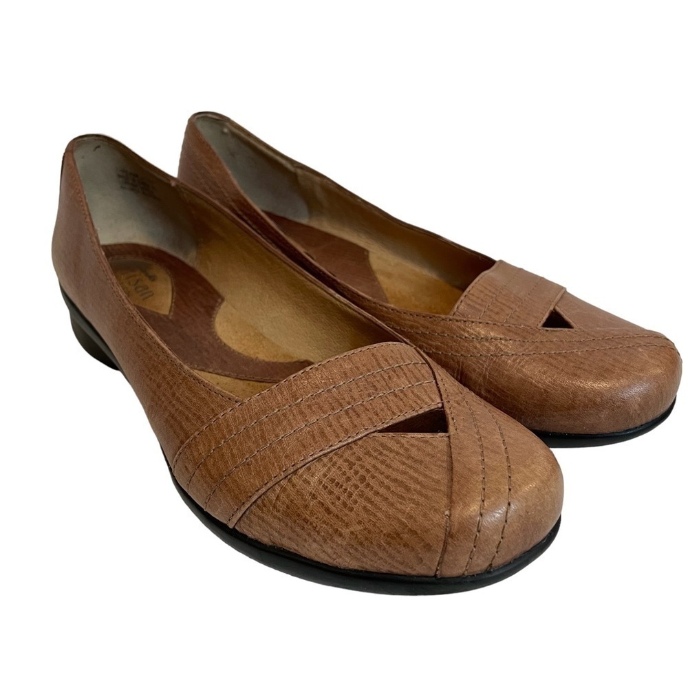 Clarks Artisan Slip On Leather Shoes Womens 6.5 Brown Tan Flats Round Toe EUC